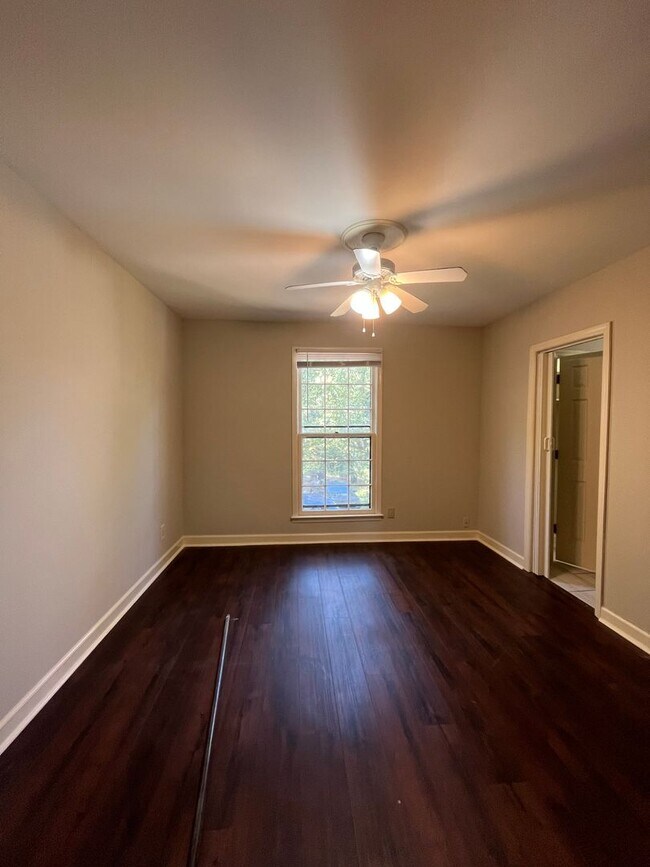 Building Photo - 2 Bed/ 1.5 Bath Townhome walking distance to Belmont, Minutes to Vandy