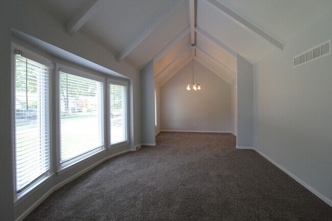 Foto del edificio - 4 Bedroom 2.5 Bath Home In Overland Park