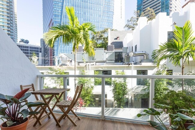 Building Photo - 1528 Brickell Ave