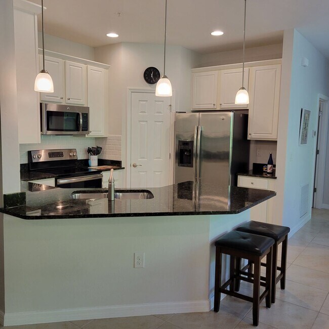 Foto del edificio - BACK ON THE MARKET-Seasonal/short term 3/2 updated condo in Osprey not far from the beach!