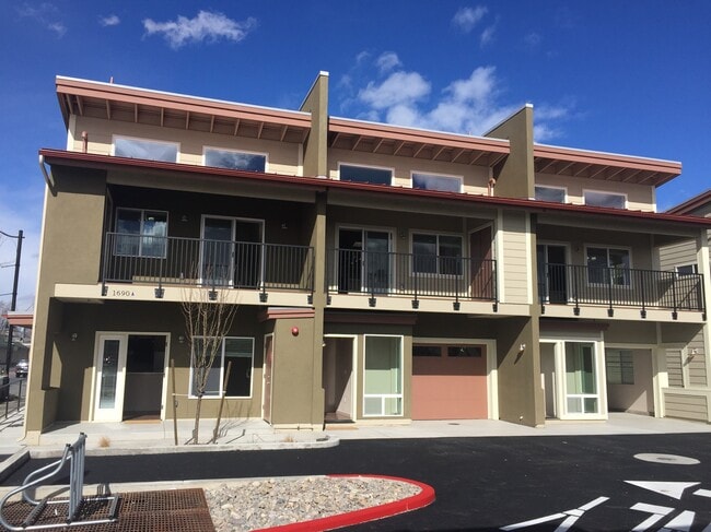 Building Photo - The Deluxe Apartments