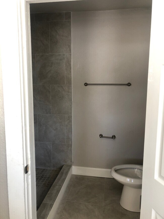 Foto del edificio - 329 North Glenn Avenue, Unit 335 #102