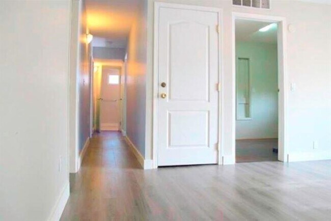 Building Photo - 33242 Brown Crescent