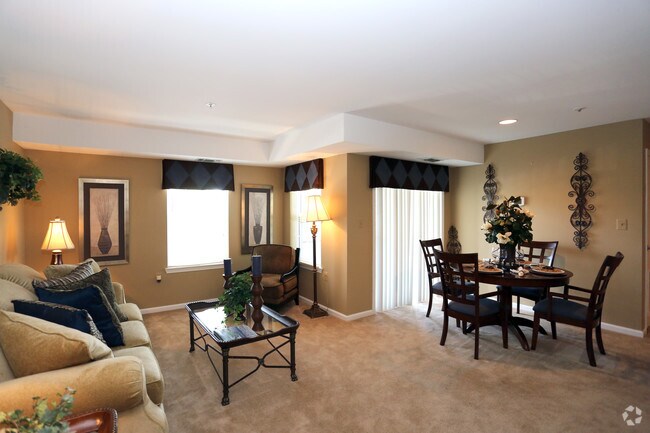 1 habitación, 870 SF-Living/ Área de comedor - Country Meadows Apartments