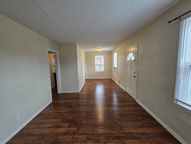 Building Photo - 3BR/1BA home with screened patio