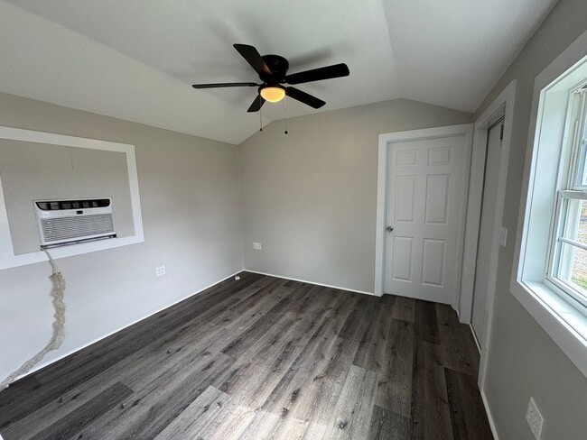 Building Photo - Tiny Home in Newark! Small dog allowed