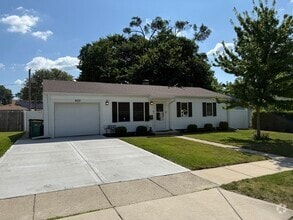Building Photo - 623 Montrose Dr