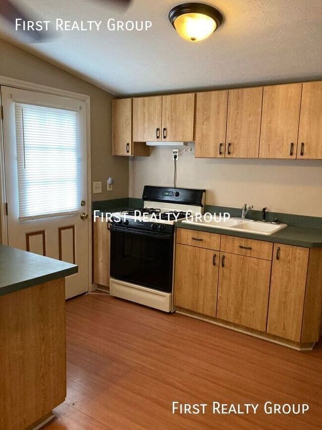 Building Photo - 1 Bedroom, 1 Bath Single Family Home for R...
