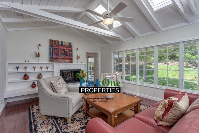 Building Photo - Amazing Moraga Home with incredible lot!
