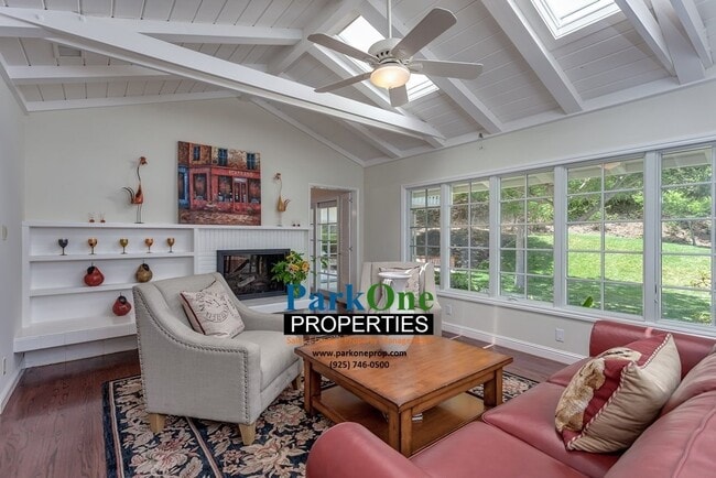 Foto del edificio - Amazing Moraga Home with incredible lot!