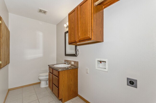 Foto del edificio - Spacious 3 bedroom 1 1/2 bath townhouse in...