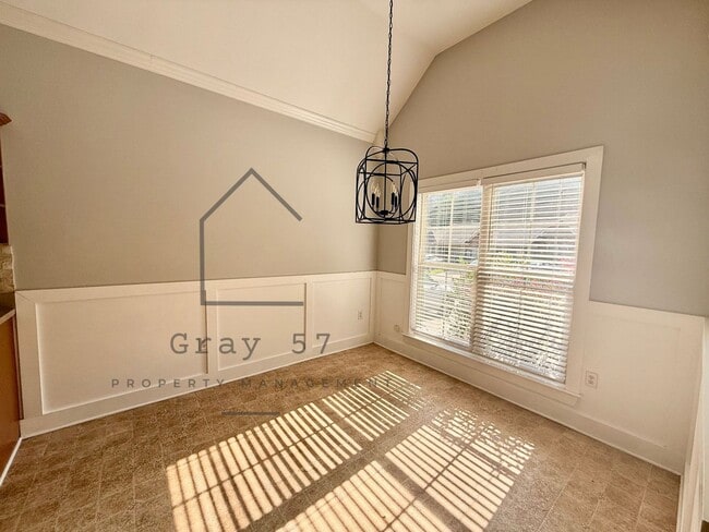 Building Photo - 2 bed, 2 bath townhome in Hoover