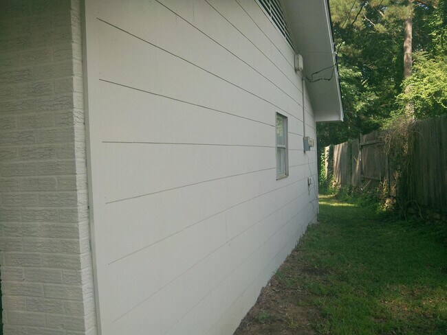 Building Photo - 571 Heatherwood Dr