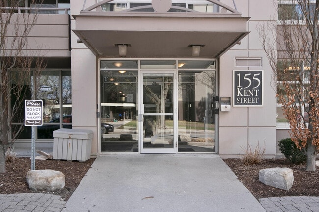 Building Photo - SPACIOUS 2 BEDROOM CONDO APARTMENT OFF RIC...