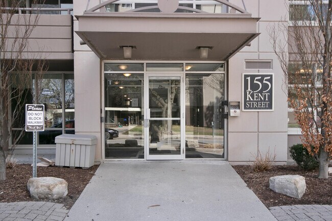 Photo du bâtiment - SPACIOUS 2 BEDROOM CONDO APARTMENT OFF RIC...