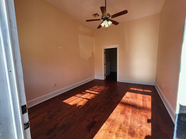Building Photo - 2921 Annunciation