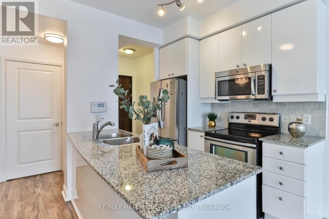 Photo du bâtiment - 80 Absolute Ave