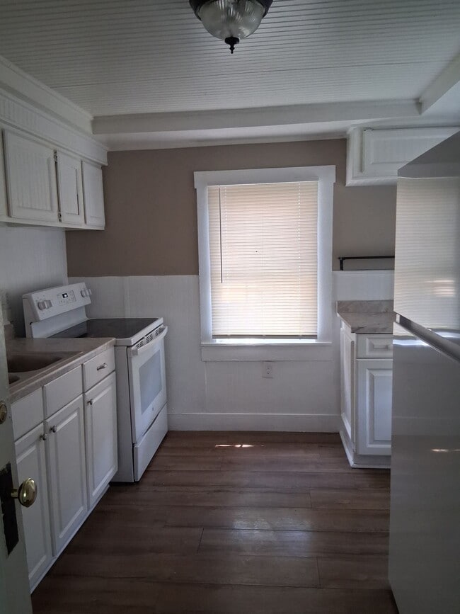 Building Photo - Charming Newly Renovated Spacious Double