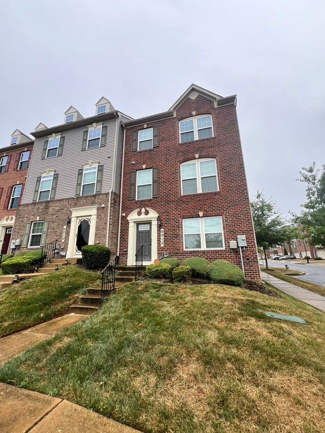 Primary Photo - Amazing 3 BR/2 Full BA & 2 Half BA EOG Tow...