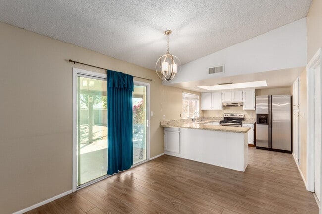 Building Photo - 2113 N Los Altos Dr