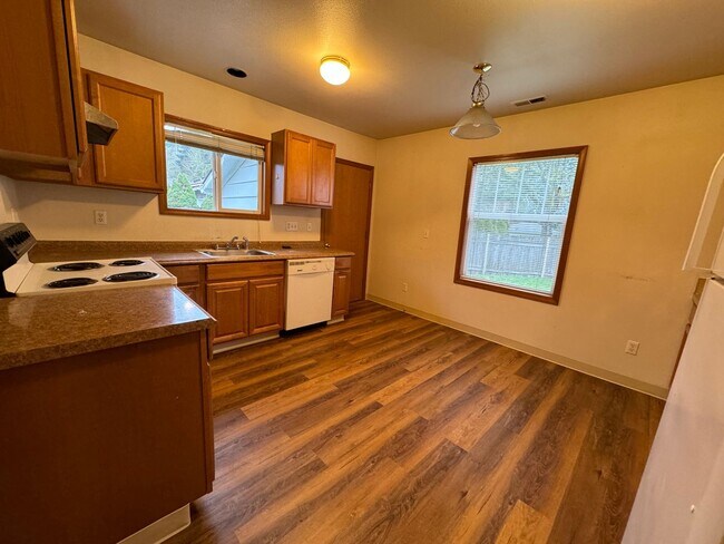 Foto del edificio - 555 SE Century Blvd ~ Refreshed Single-lev...