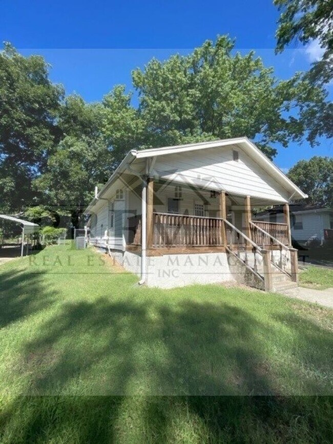Foto del edificio - 2 bed / 1 bath house 1812 S Cedar Ave Inde...