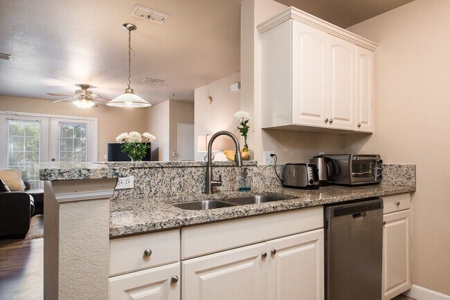 Foto del edificio - Oxford Terrace II: 4/4 luxury apartment just 3 blocks from UF & 1 block from Sorority Row. Now Re...