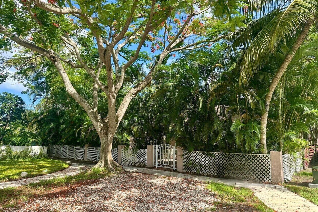 Foto principal - 542 NE 130th St