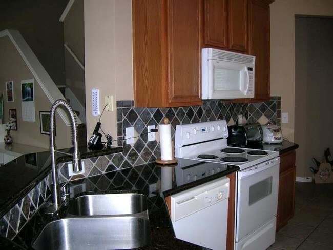 Foto del edificio - 920 Cypress Creek Dr