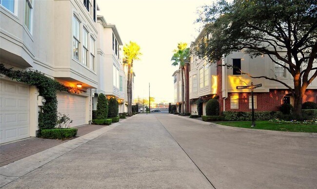 Foto del edificio - 1912 Greenwich Pl Dr