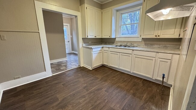 Building Photo - 701 Montgomery Ave