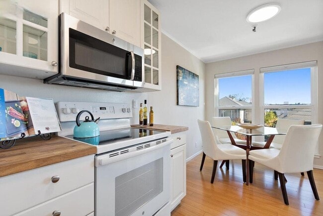 Foto del edificio - Updated Condo Steps from Lake Merritt with Parking and Utilities Included