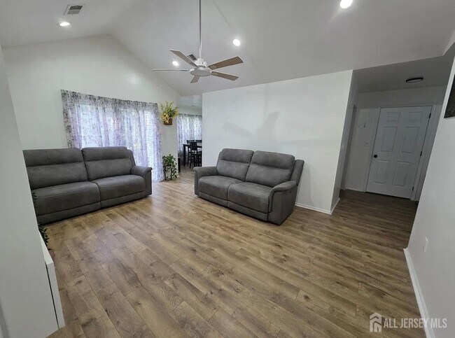 Foto del edificio - 1702 Cypress Ln