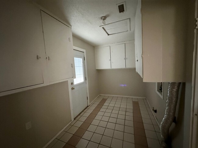 Building Photo - 3 Bed 2 Bath Ready To Rent ASAP!