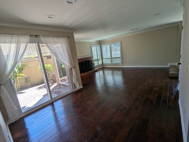 Foto del edificio - 327 Sprucewood Ave