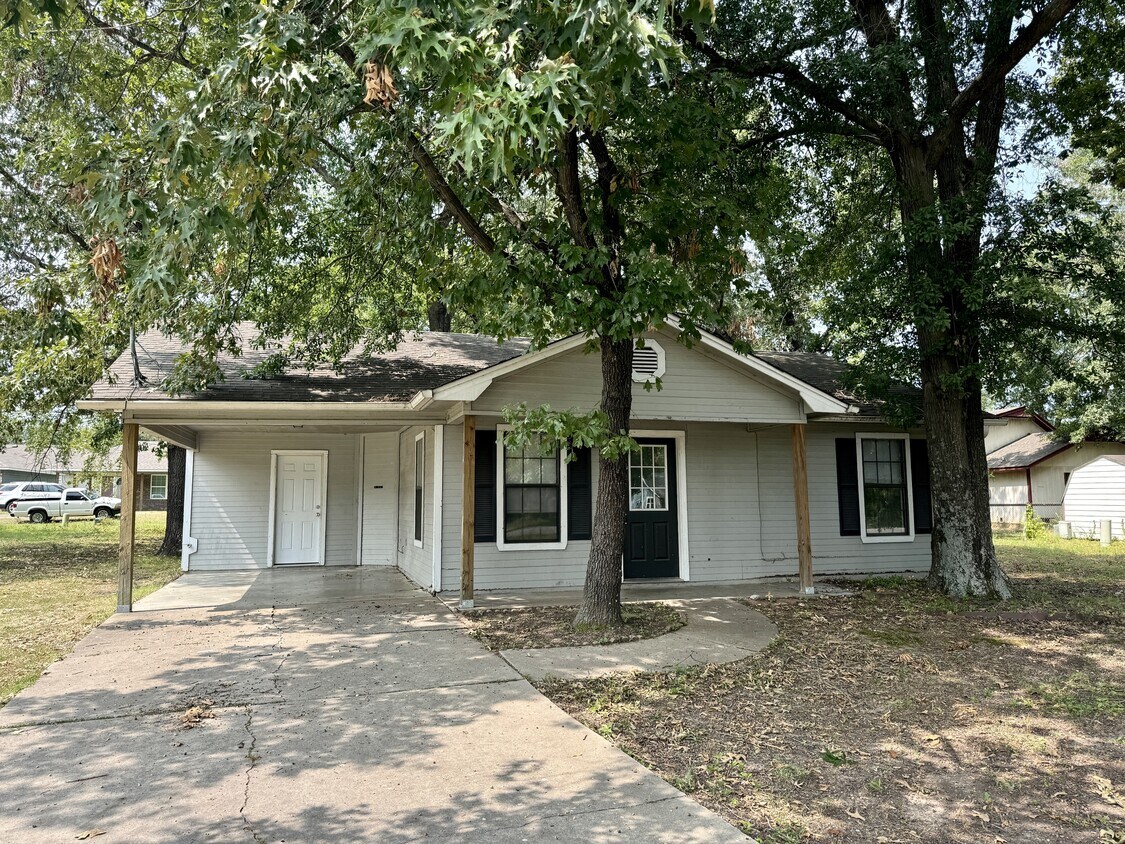 Primary Photo - 301 Carson Rd