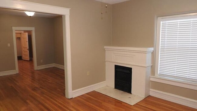 Building Photo - Cozy 1 bedroom and 1 bath apartment with a little office room apartment downtown, located on E 26...