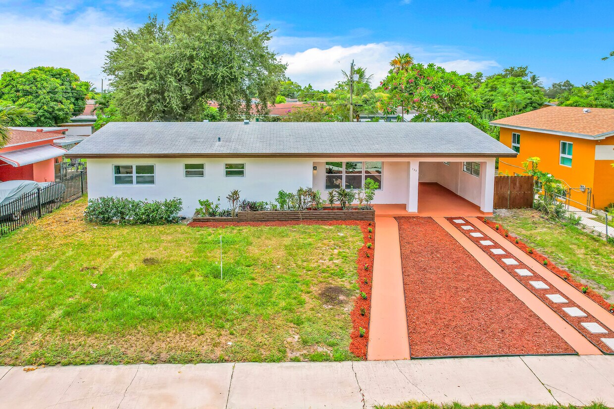 Foto principal - 732 NW 188th Dr