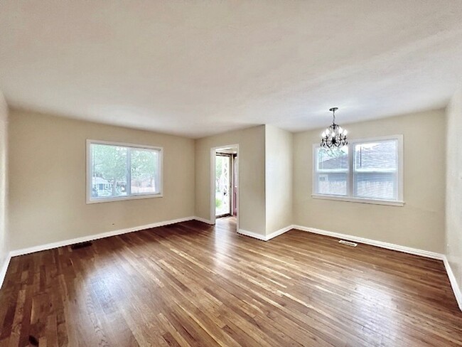 Building Photo - ADORABLE TWO BED IN HILLSIDE NEIGHBORHOOD!
