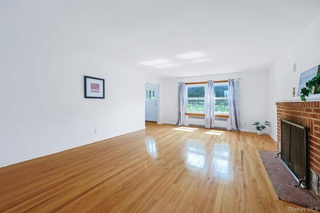 Building Photo - 121 Manhasset Ave