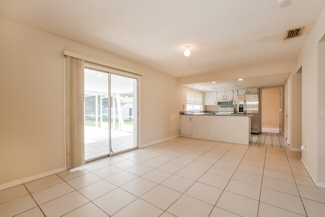 Foto del edificio - Covered Patio & Sparkling Pool in Deltona,...