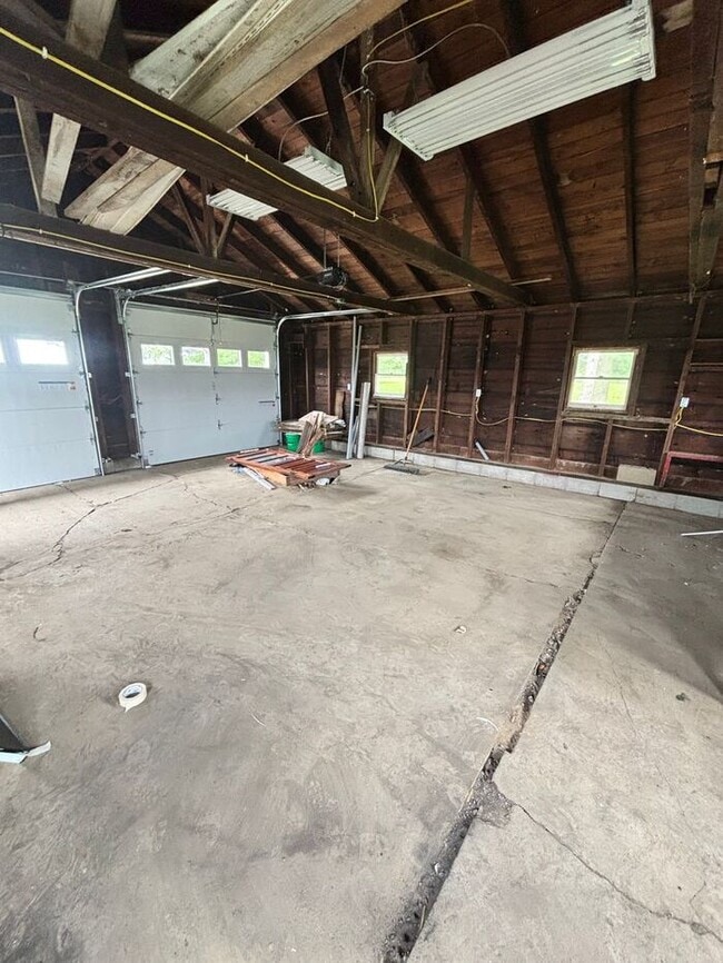 Building Photo - Charming Single-Family Home