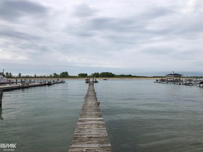 Foto del edificio - 6009 Pointe Tremble Rd