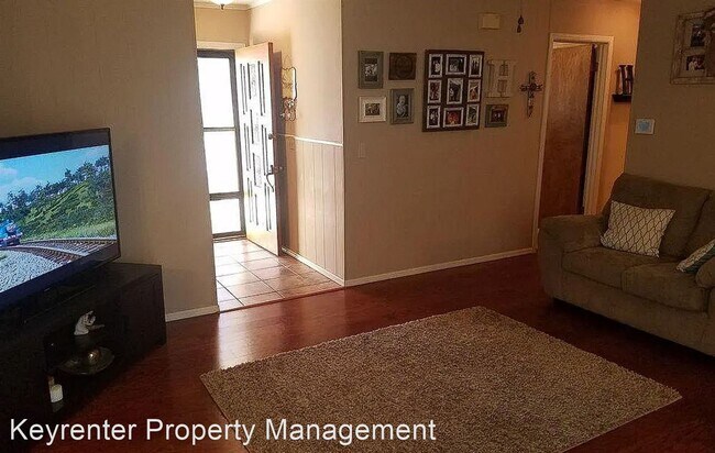 Building Photo - 3 br, 1 bath House - 4822 S Spruce Dr