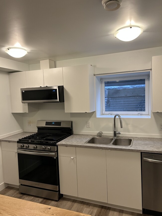 Building Photo - 6404-6119 119 Ave