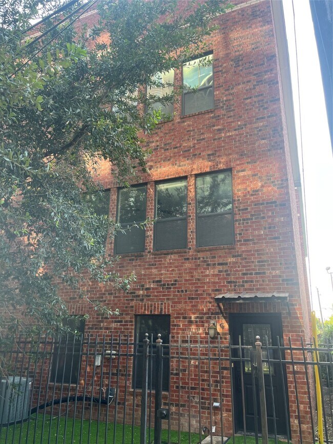 Building Photo - 2422 Navigation Blvd