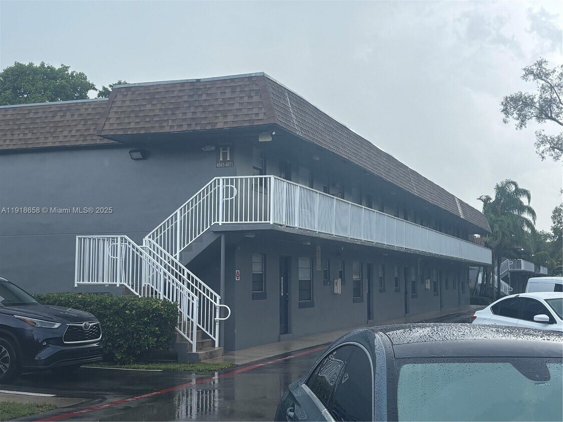 Primary Photo - 4871 NW 9th Dr