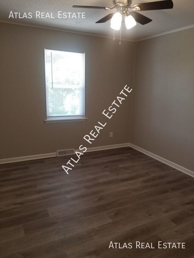 Building Photo - Coming Soon! 2 Bedroom 1 Bathroom Duplex i...