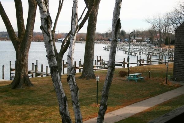 Building Photo - Lake St Town Homes