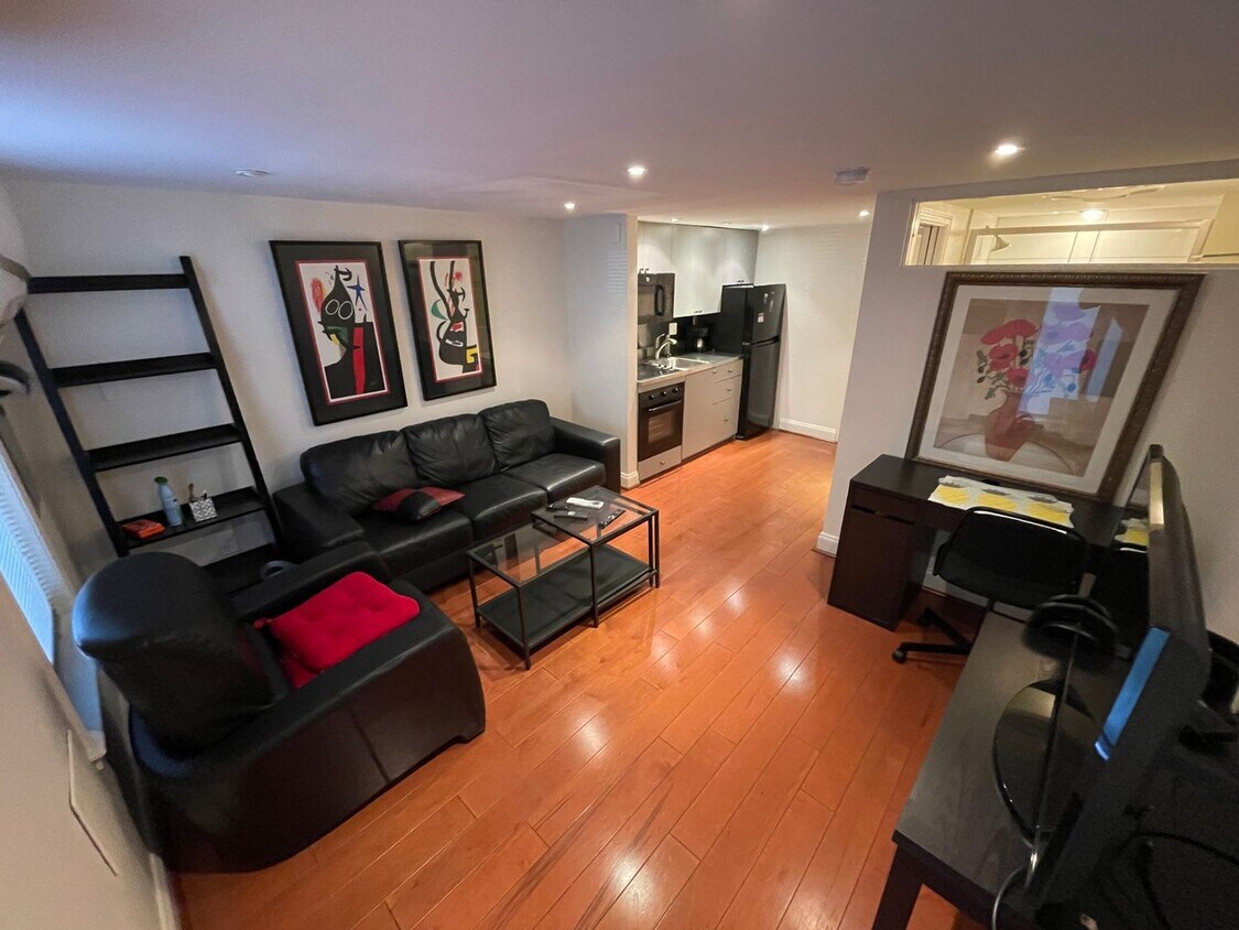 Foto principal - Fully Furnished English Basement near Capi...